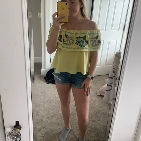 Off the shoulder yellow shirt - Picture 2 of 3